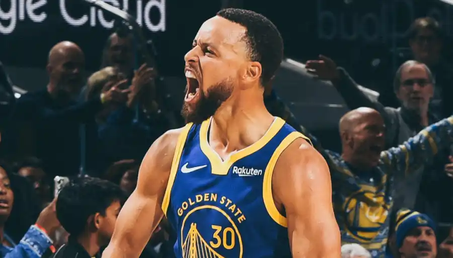 Warriors Kalahkan Mavericks 126-116, Stephen Curry Pimpin Kemenangan di Homestand